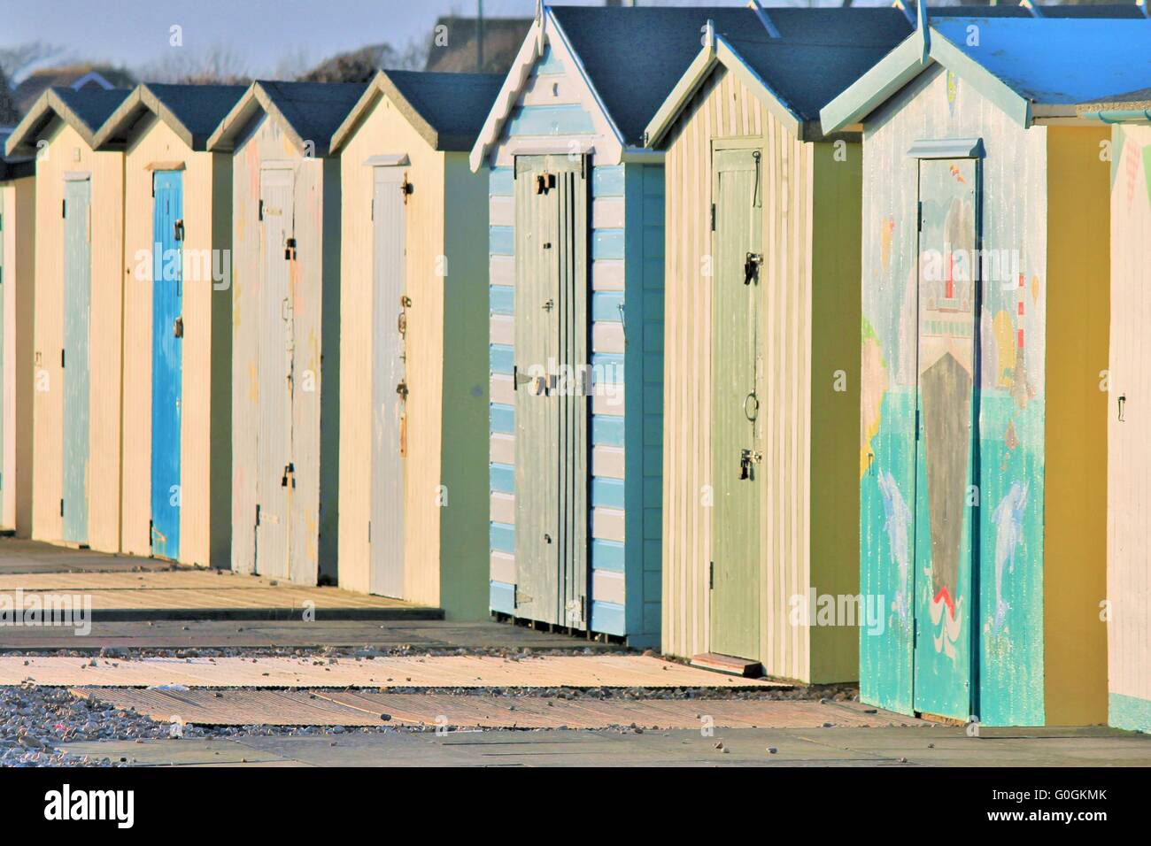Tradizionale britannico capanne sulla spiaggia a Uk seaside colorate cabine sulla spiaggia, Foto Stock