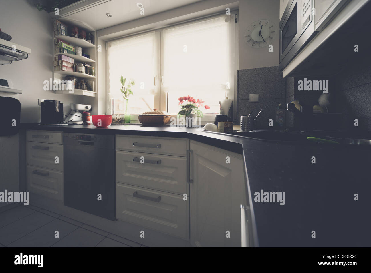 All'interno di una cucina bianca in L - modulo. Foto Stock