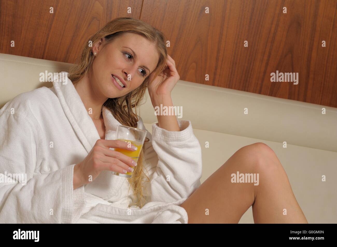 Giovane donna in spa area di recupero Foto Stock