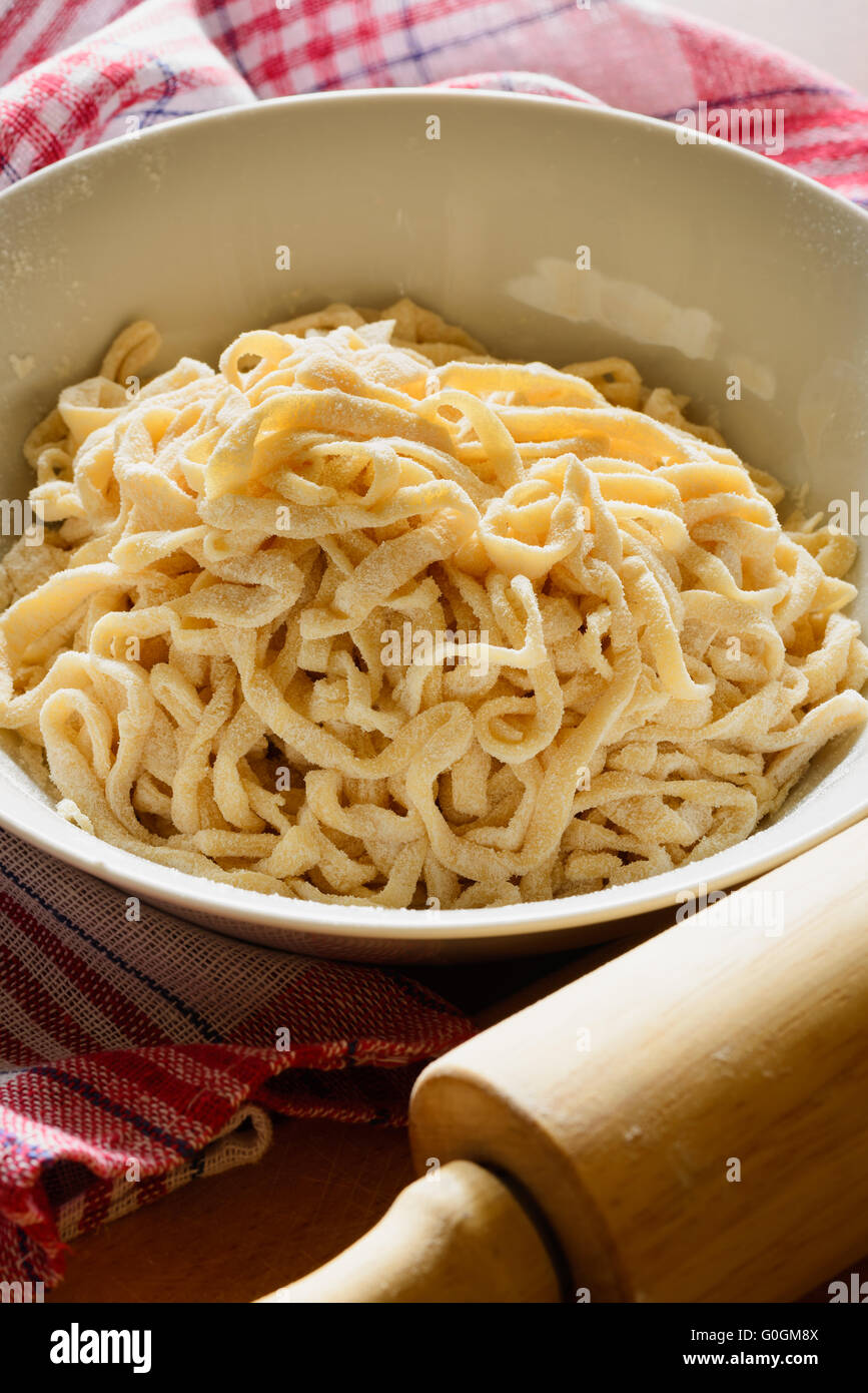 Freschi Fatti in casa tagliatelle italiano pasta, chiamato anche fettuccine Foto Stock