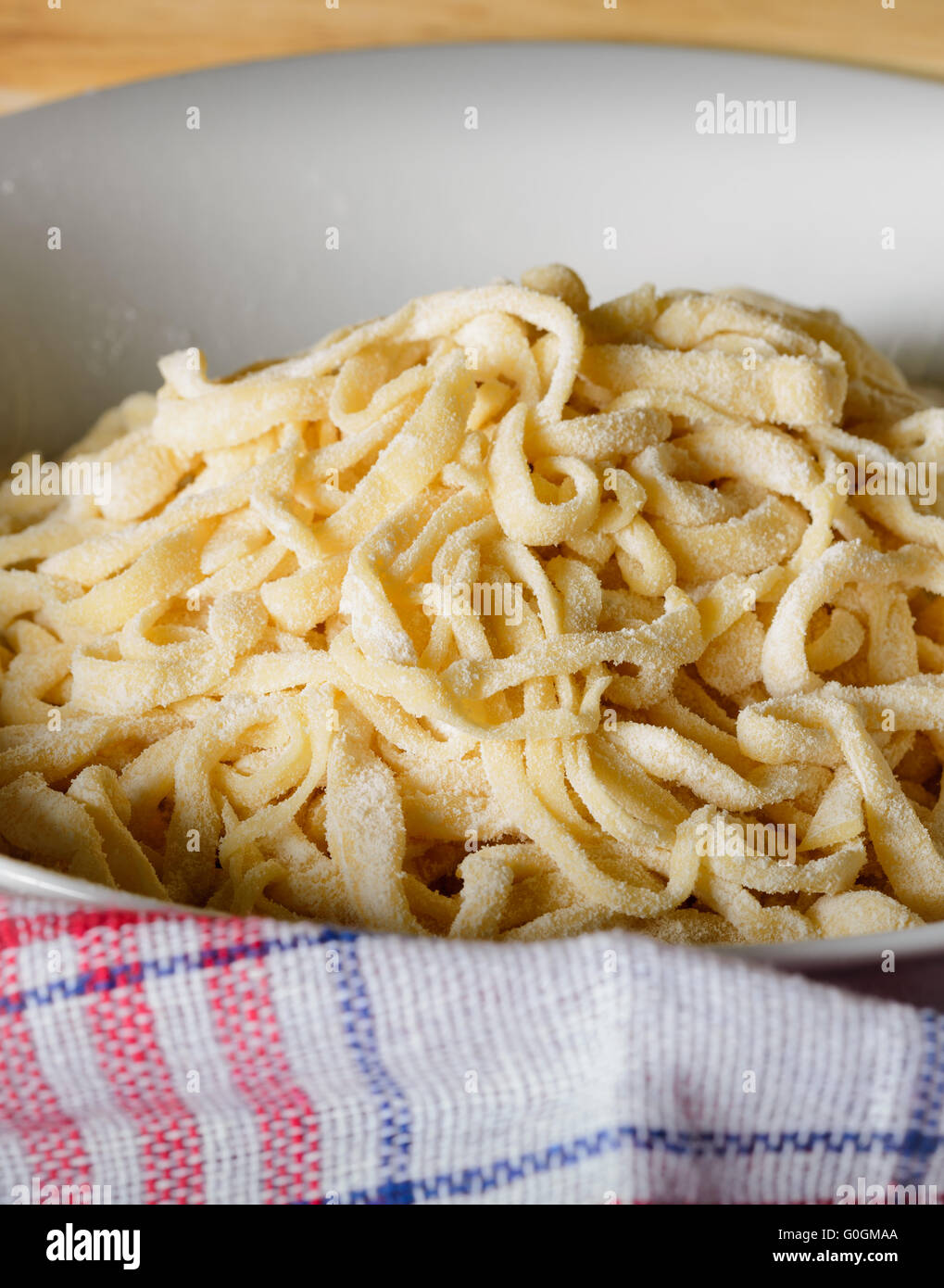 Freschi Fatti in casa tagliatelle italiano pasta, chiamato anche fettuccine Foto Stock