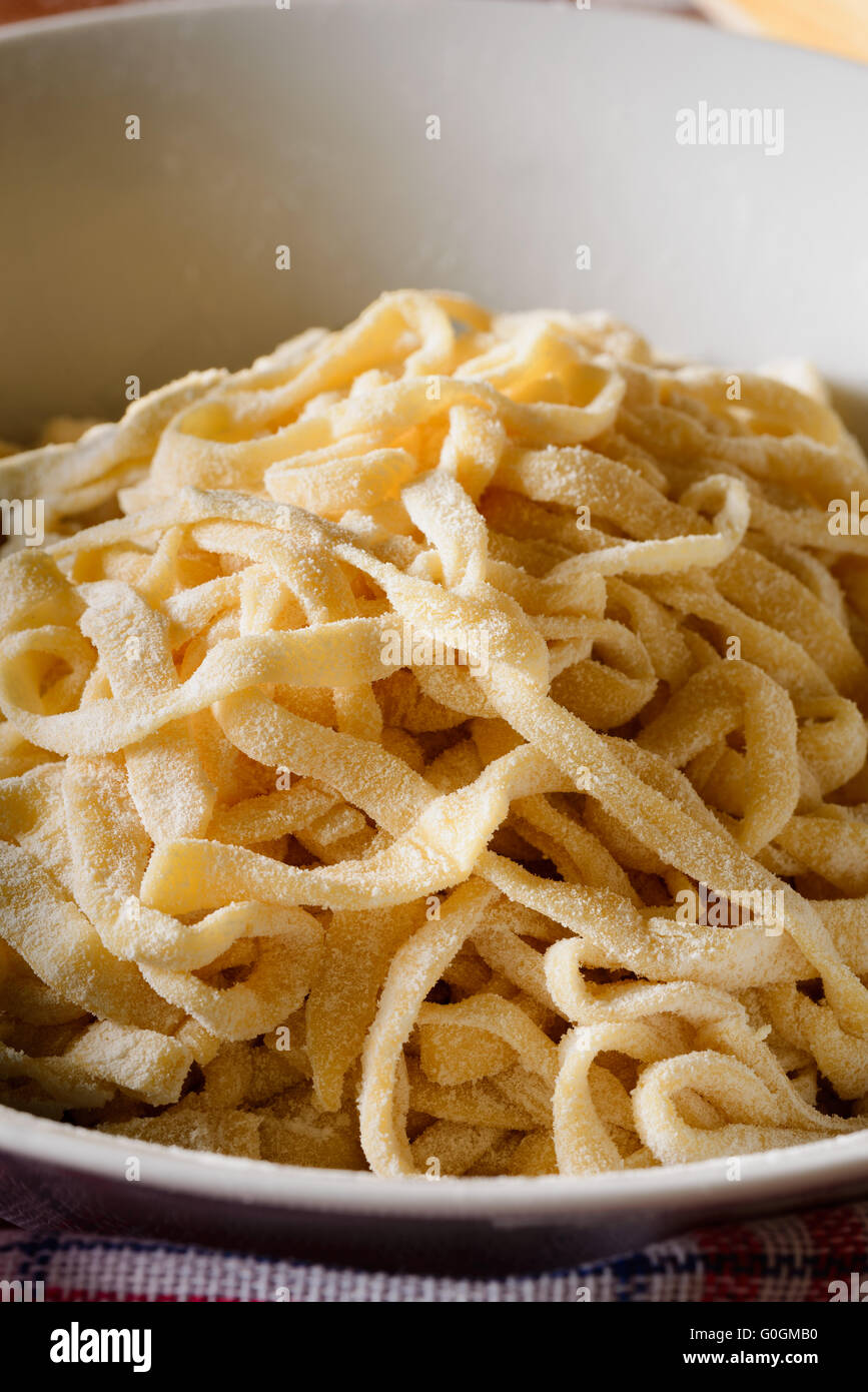 Freschi Fatti in casa tagliatelle italiano pasta, chiamato anche fettuccine Foto Stock