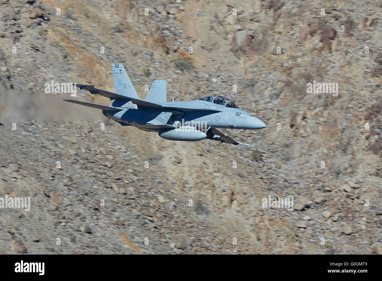Close Up di marina degli Stati Uniti F/A-18F Super Hornet battenti lungo Rainbow Canyon, California. Foto Stock
