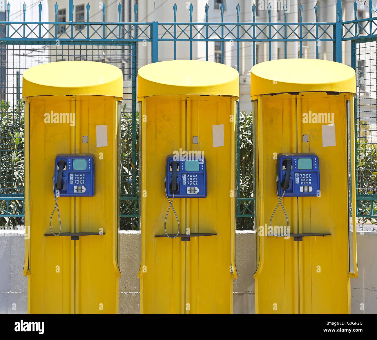 Tre telefoni pubblici Foto Stock