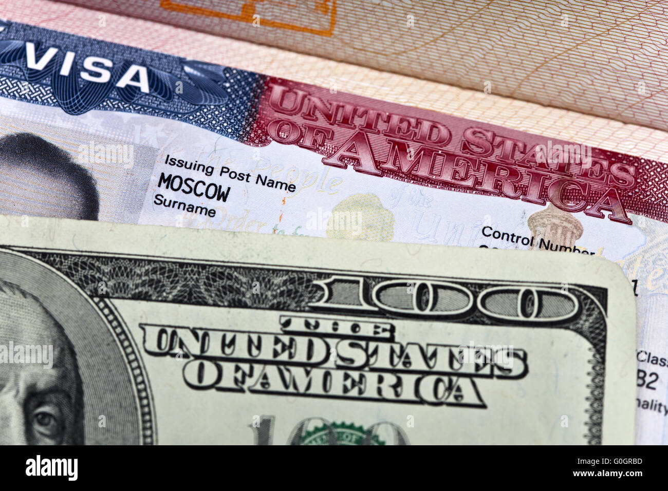 American Visa sulla pagina del russo passaporto internazionale e in dollari USA Foto Stock