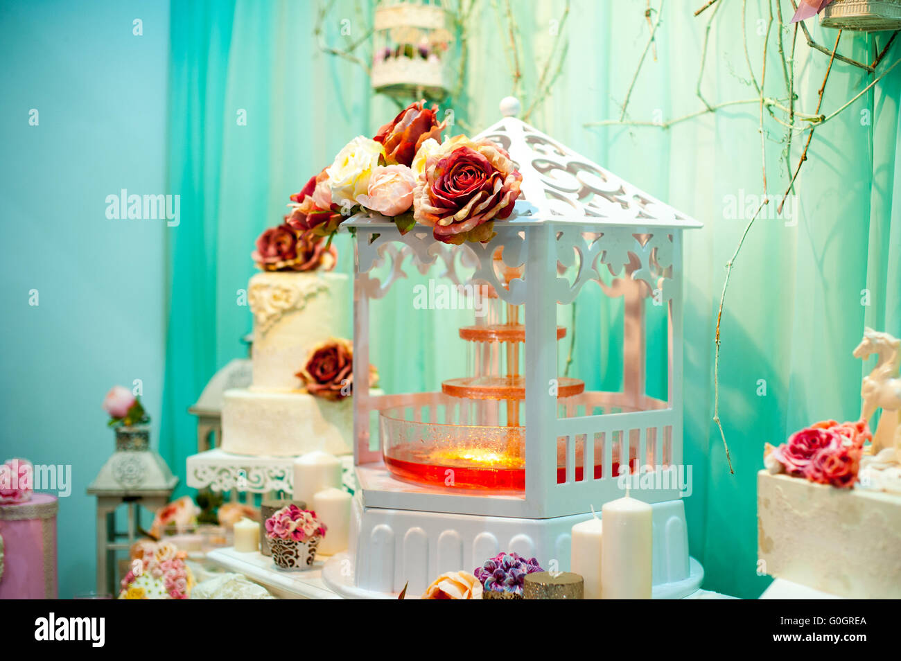Originale decorazione di nozze in forma di mini-vasi e i mazzi di fiori sul cerimonia Foto Stock