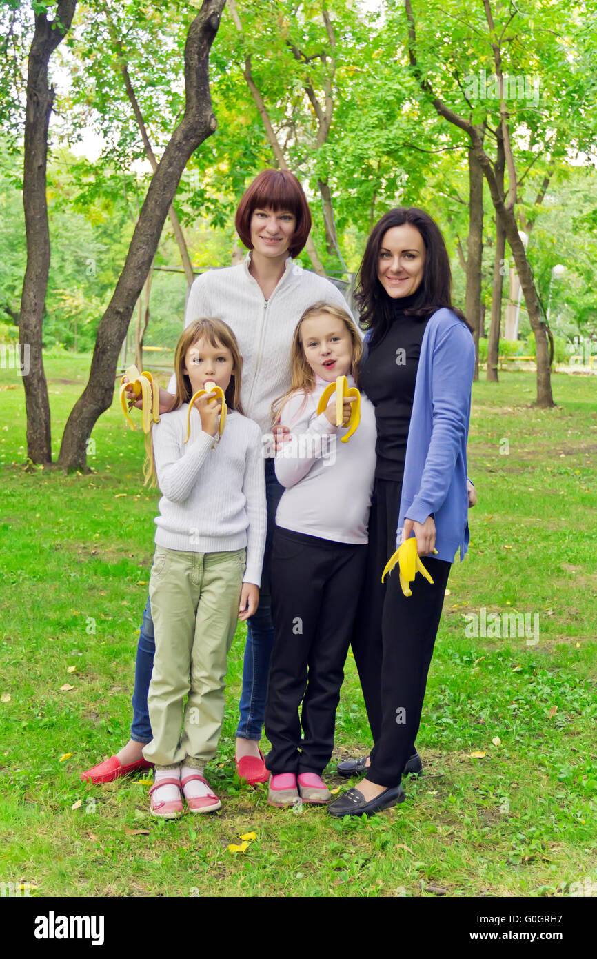 Le persone sono di mangiare banane Foto Stock