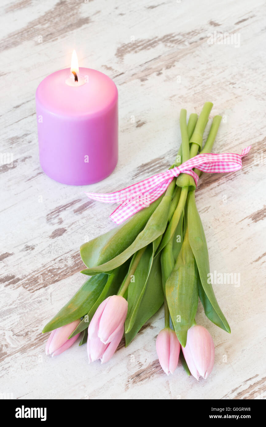 Cero pasquale con i tulipani Foto Stock