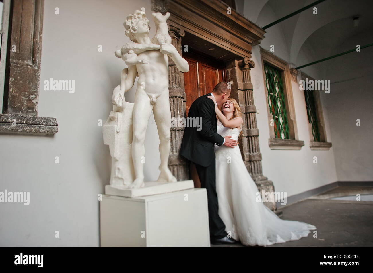 Coppie in viaggio di nozze background statua di uomo nudo Foto Stock