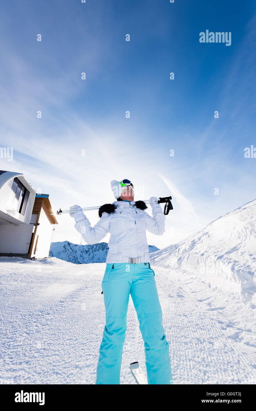 Donna sciatore in montagna Foto Stock