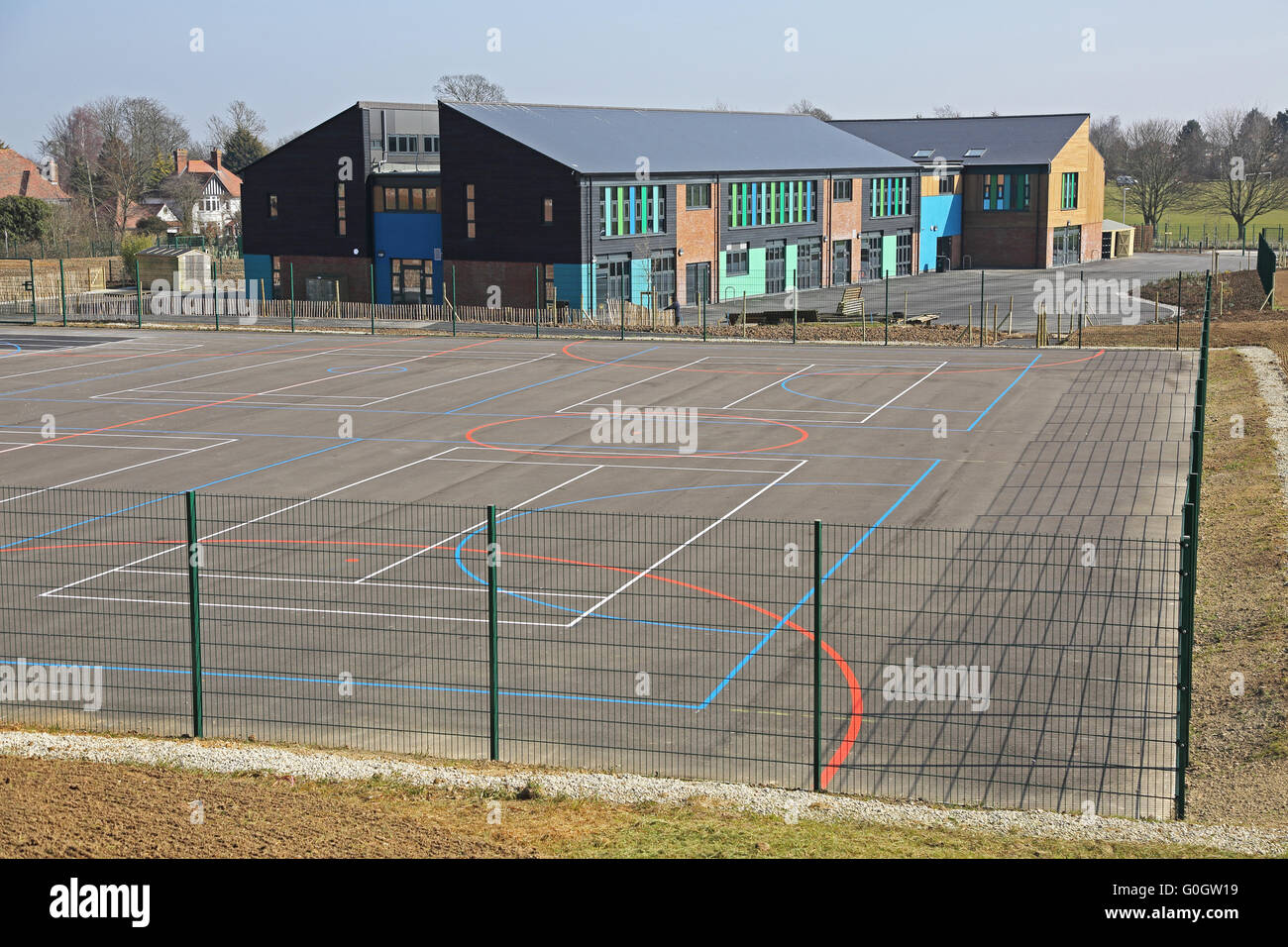 Tunstall chiesa di Inghilterra scuola primaria, vicino a Sittingbourne, Kent, Regno Unito mostra hard sport di aree di gioco in primo piano Foto Stock