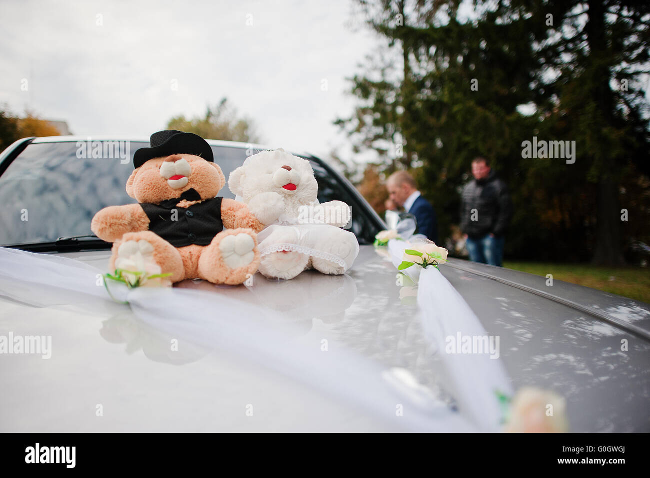 I peluche porta ad auto nozze Foto Stock