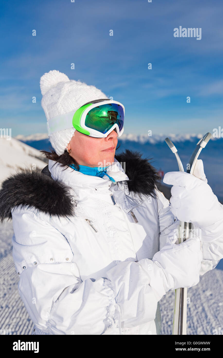 Donna di mezza età sciatore Foto Stock