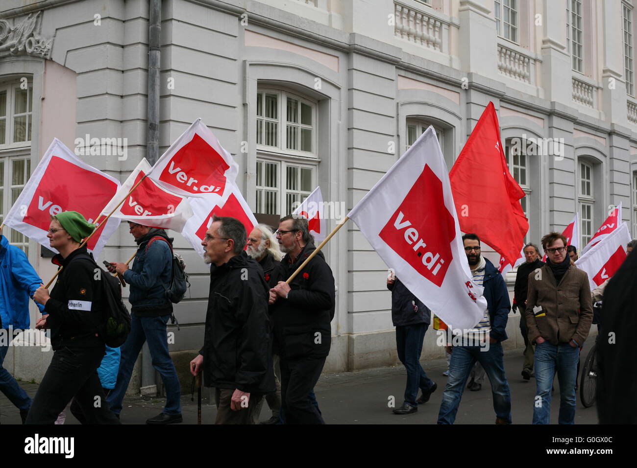 Alcuni membri della ver.di unione del commercio con le bandiere, sulla strada per il mercato a Bonn, Germania Foto Stock