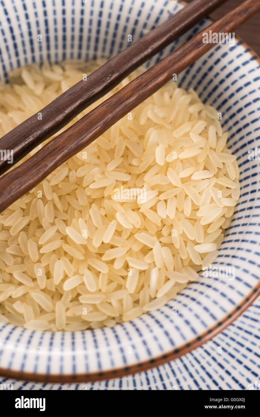 Ciotola di riso parboiled riso per risotti Foto Stock