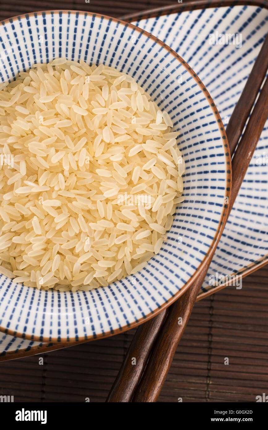 Ciotola di riso parboiled riso per risotti Foto Stock