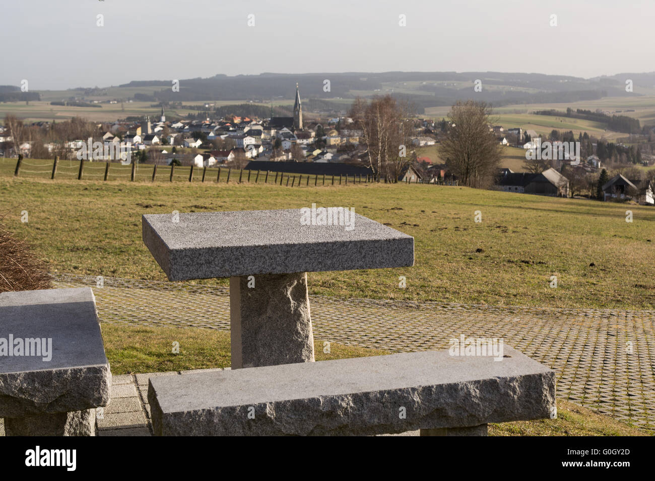 Vista dal luogo di rottura sul piccolo borgo Bad Leonfelden in campagna - Austria Foto Stock