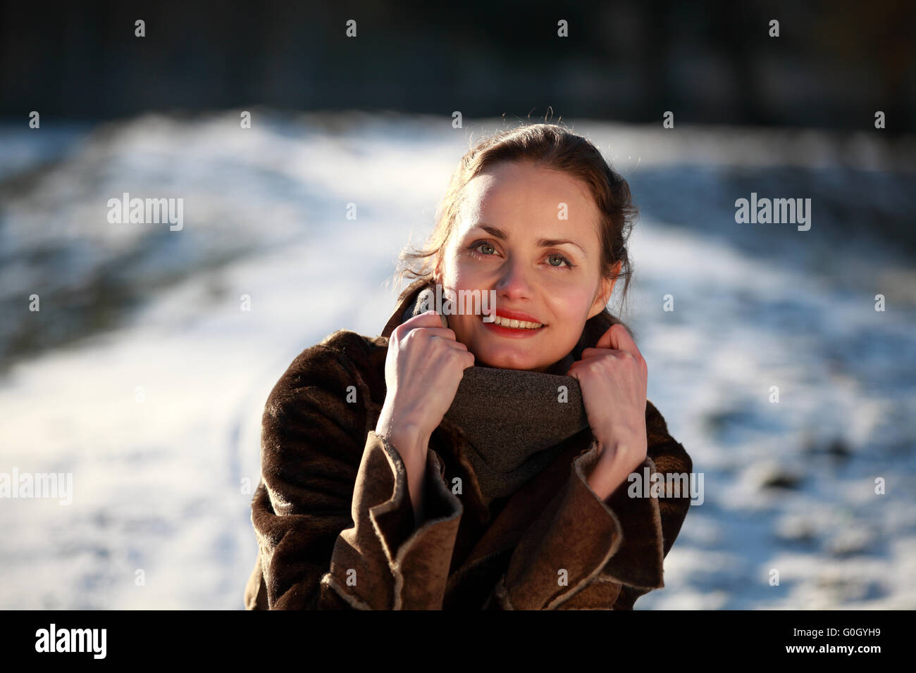 Bella ragazza che indossa una giacca di daino nella neve Foto Stock