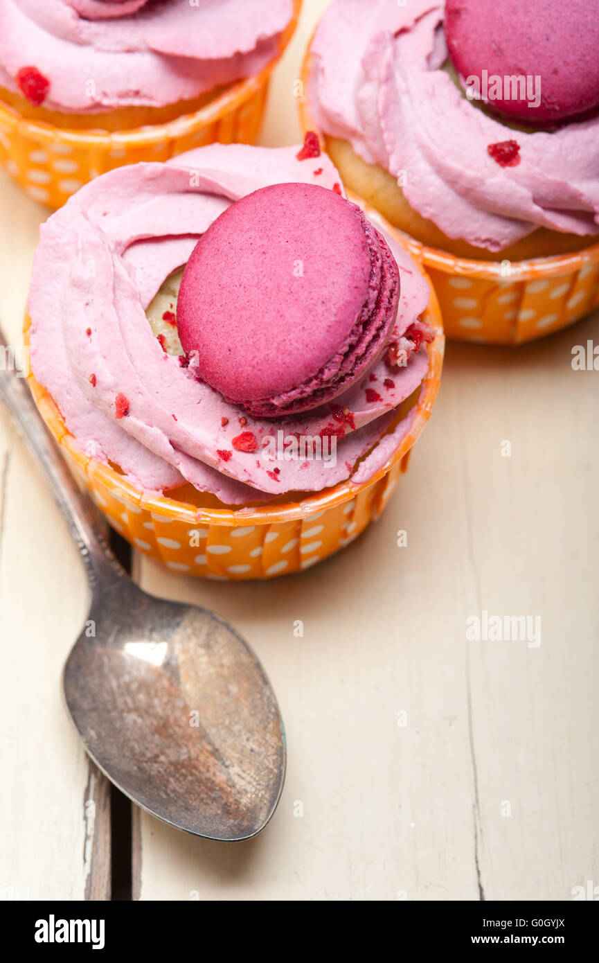 Rosa crema bacca tortina con amaretto sulla parte superiore Foto Stock