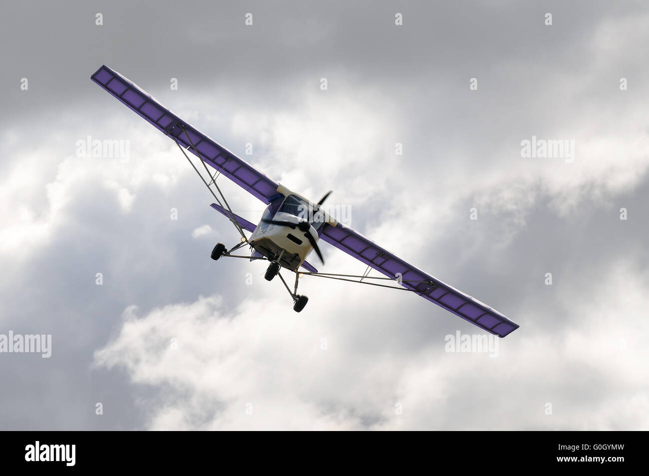 Flying private elica aereo nel cloud sky Foto Stock