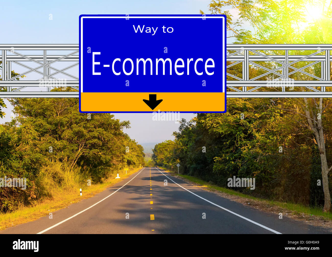 Cartello stradale concetto Country Road e il paesaggio Foto Stock