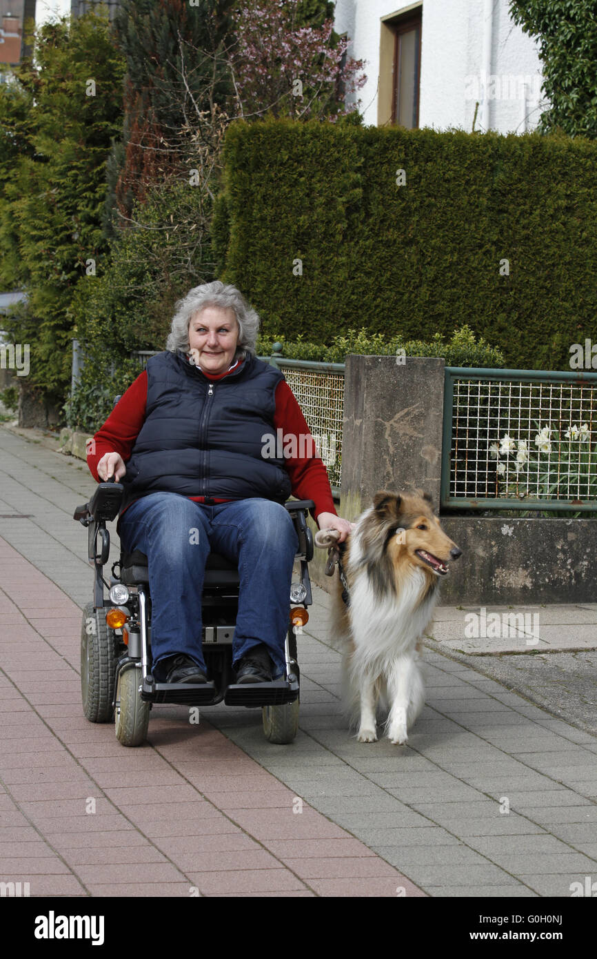 Donna con cane da compagnia. Foto Stock
