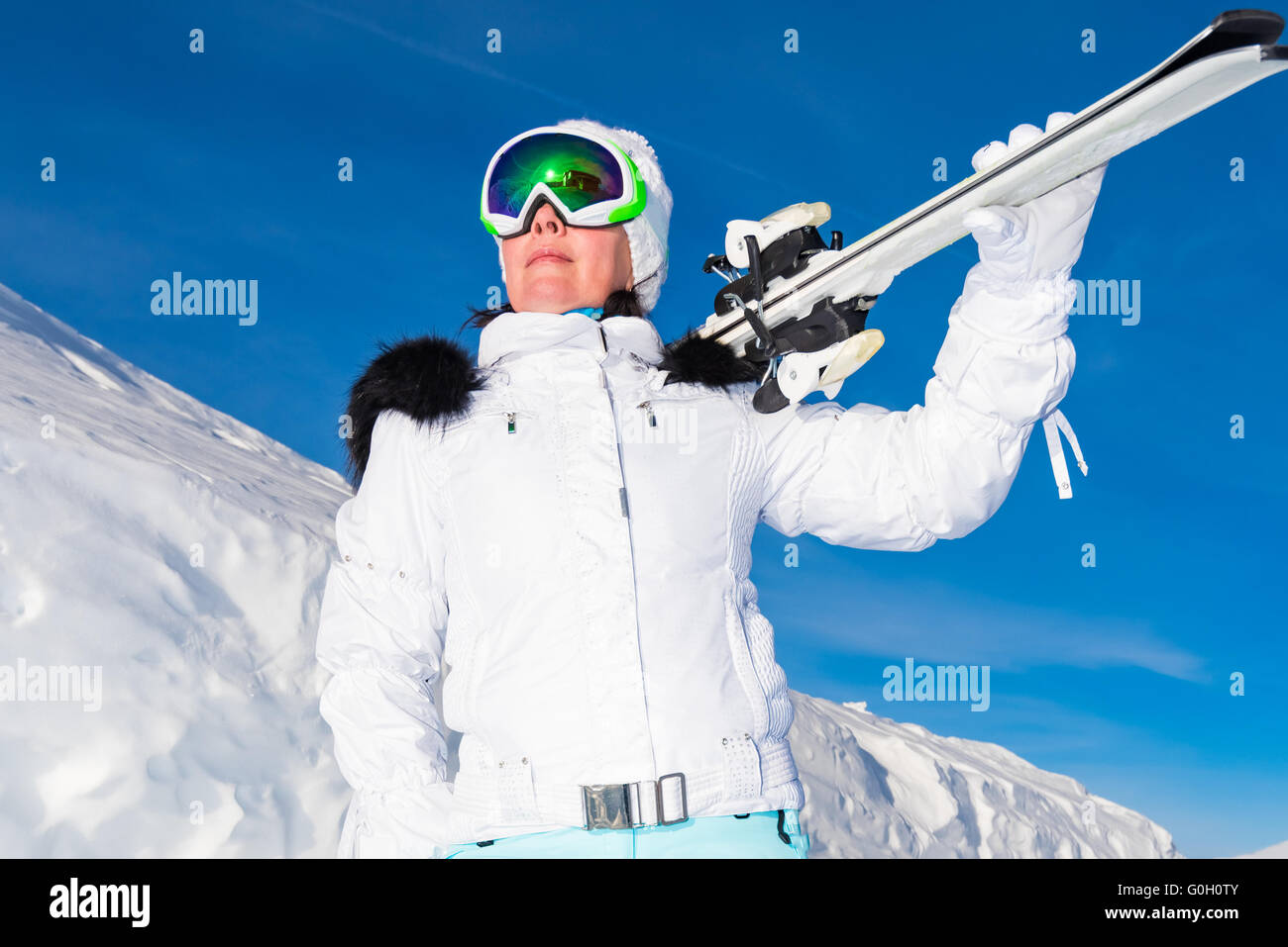 Donna di mezza età sciatore Foto Stock
