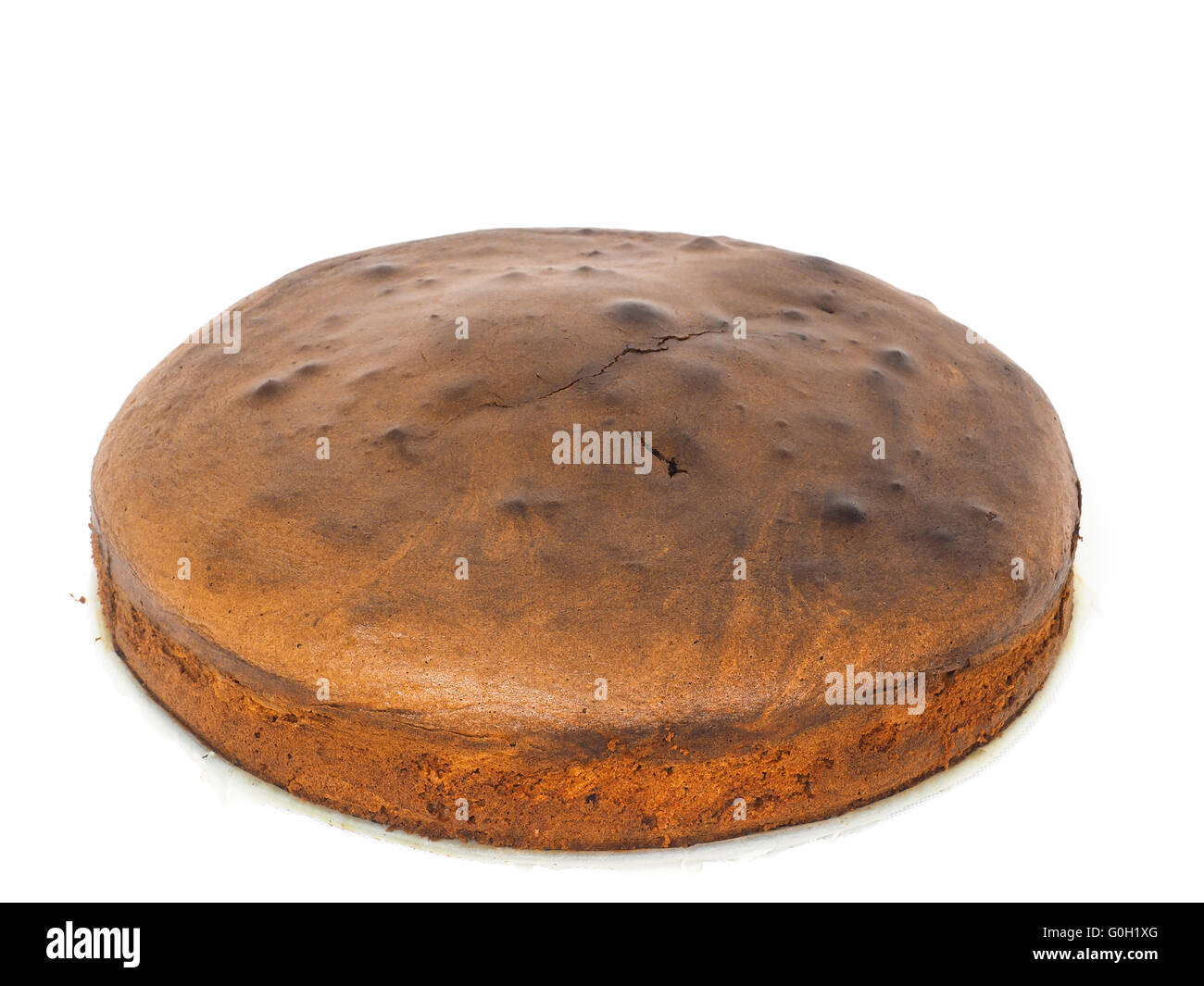 Tutta la forma circolare della torta di cioccolato verso il bianco Foto Stock