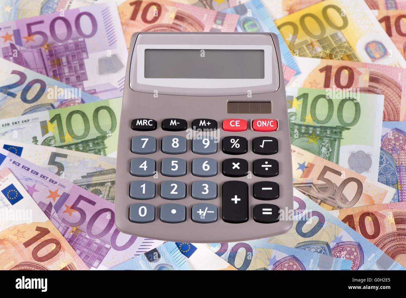 Calcolatrice sulle banconote in euro Foto Stock