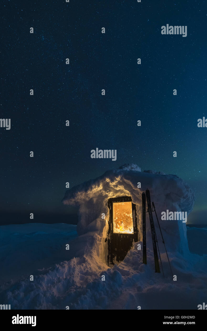 Coperte di neve dalla cabina notte, Dundret riserva naturale, Lapponia, Svezia Foto Stock