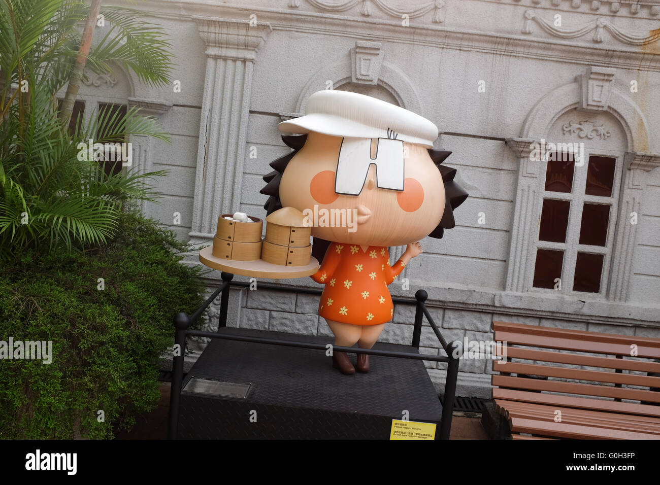 Una statua di Old Girl, un personaggio comico creato dall'artista Stella S. Situato in Avenue of Comic Stars a Kowloon Park, Hong Kong. Foto Stock