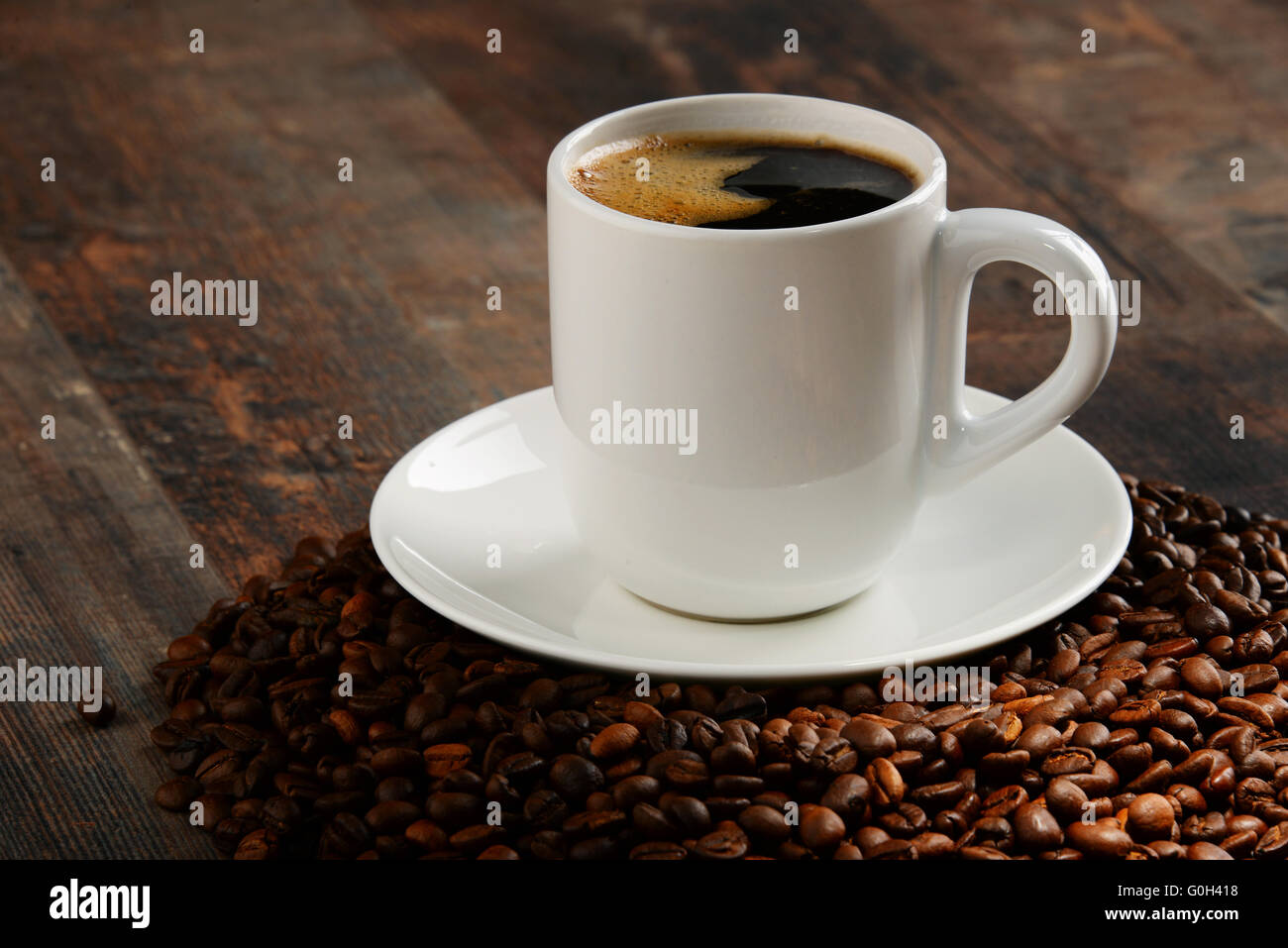Composizione con tazza bianca e i chicchi di caffè. Foto Stock