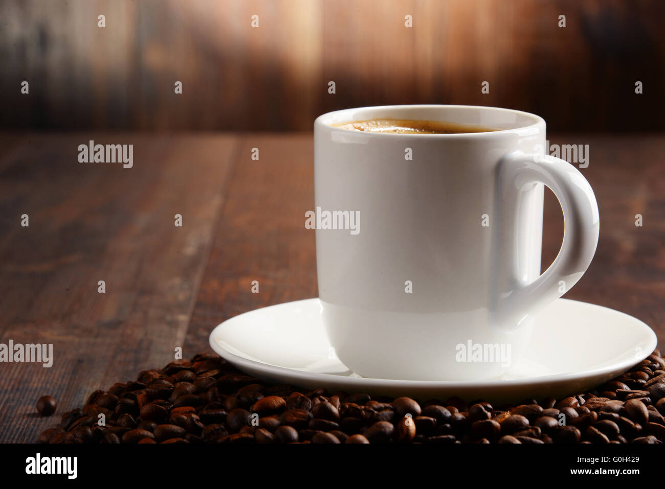 Composizione con tazza bianca e i chicchi di caffè. Foto Stock
