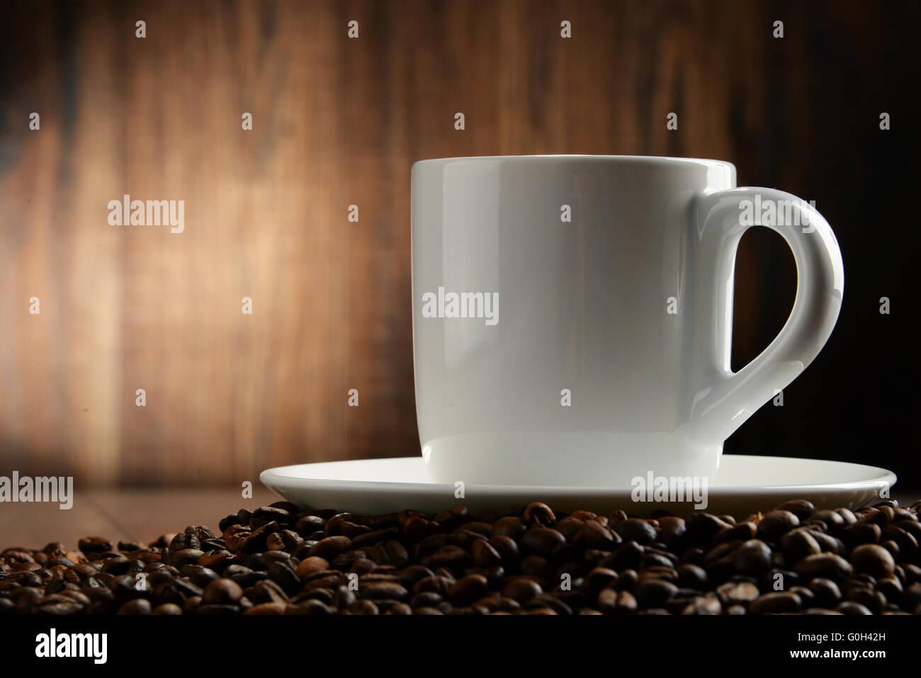 Composizione con tazza bianca e i chicchi di caffè. Foto Stock