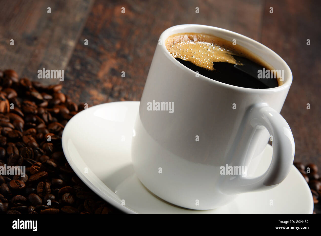 Composizione con tazza bianca e i chicchi di caffè. Foto Stock