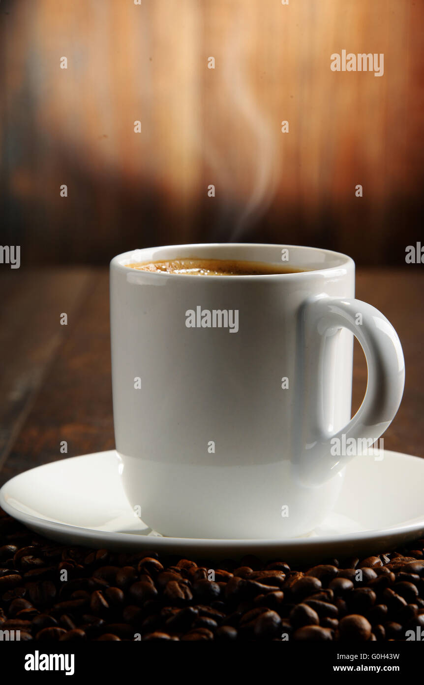 Composizione con tazza bianca e i chicchi di caffè Foto Stock