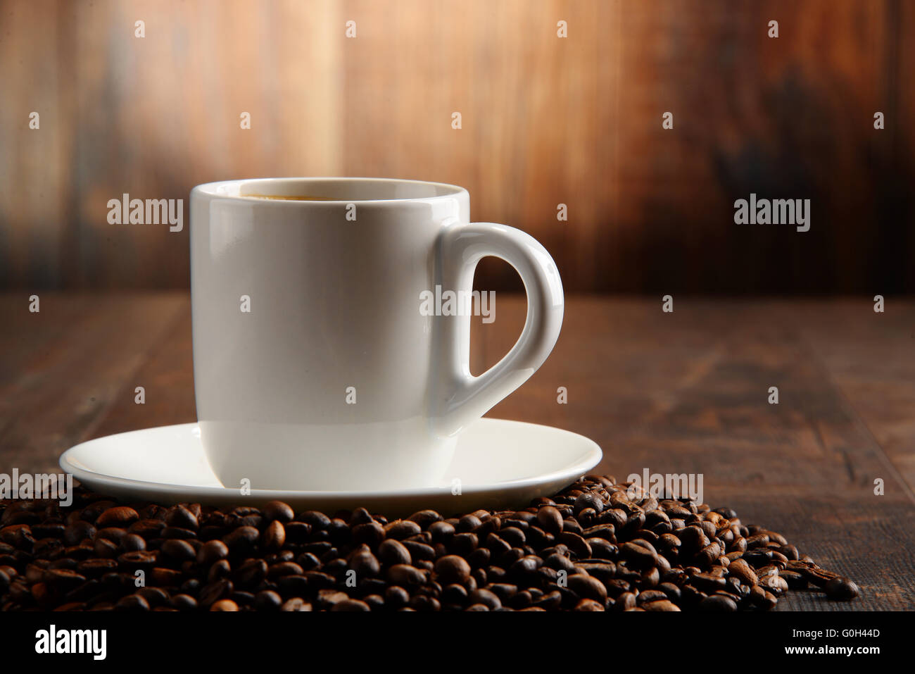 Composizione con tazza bianca e i chicchi di caffè Foto Stock