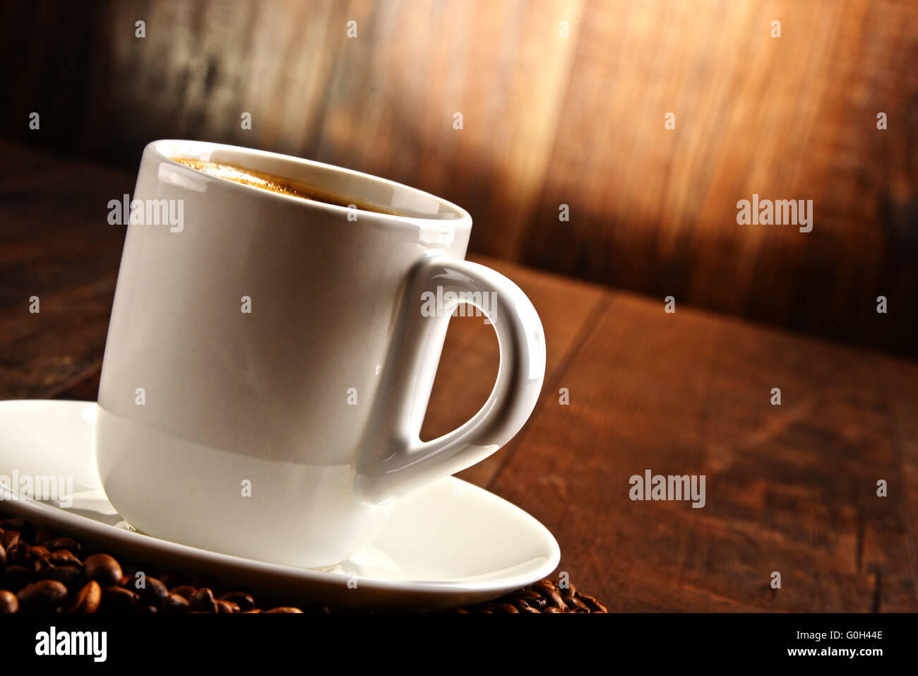 Composizione con tazza bianca e i chicchi di caffè. Foto Stock