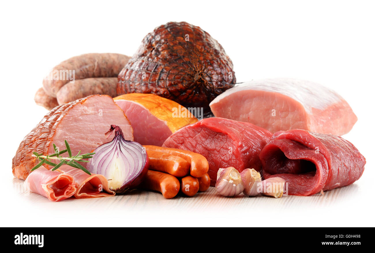 Un assortimento di prodotti a base di carne con prosciutto e salsicce isolato su sfondo bianco Foto Stock