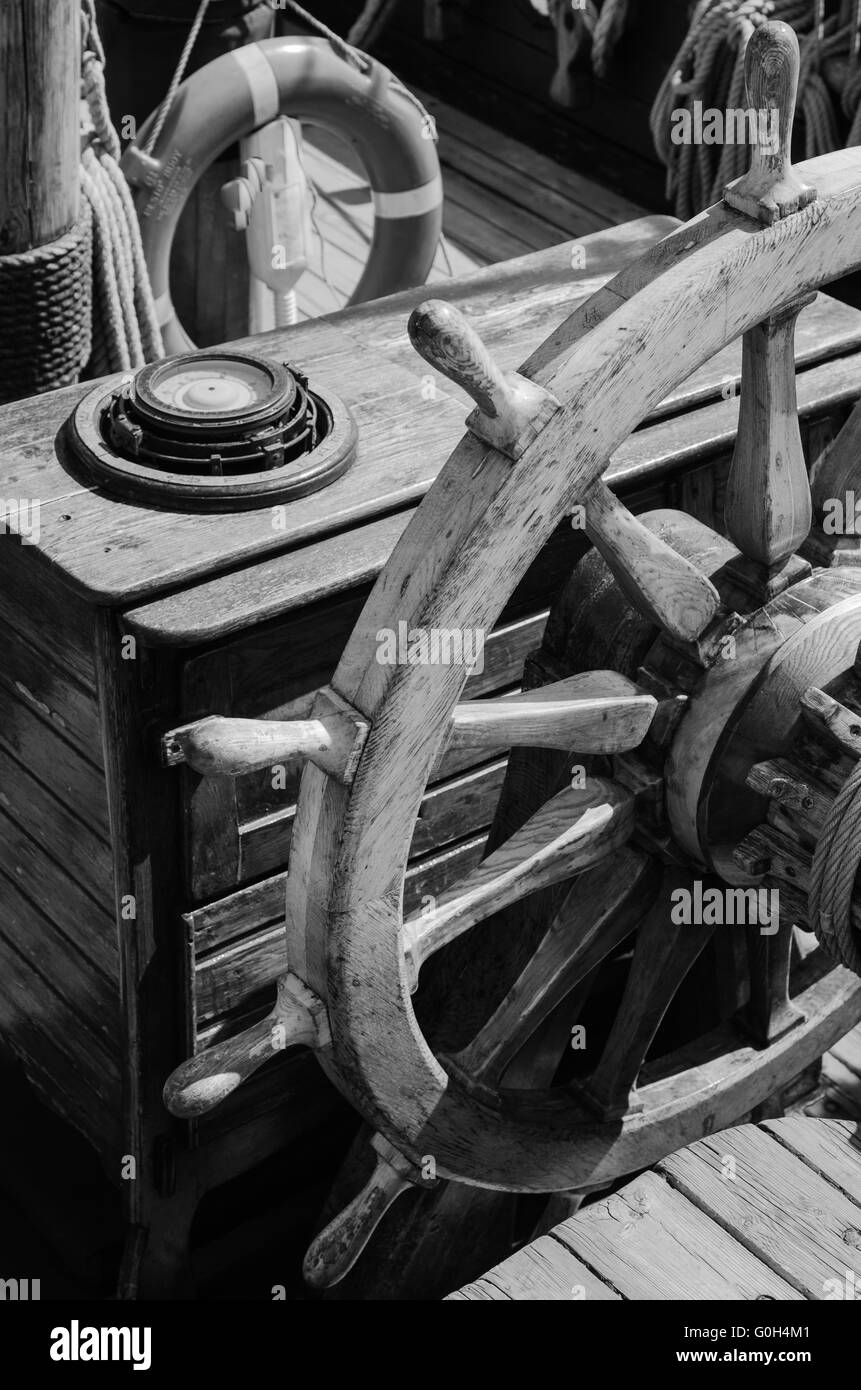 Volante di sterzo di una vecchia nave a vela, close up Foto Stock