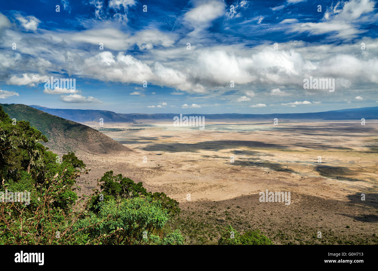 Vista dal cerchio all'interno del cratere di Ngorongoro, Ngorongoro Conservation Area, sito patrimonio mondiale dell'UNESCO, Tanzania Africa Foto Stock