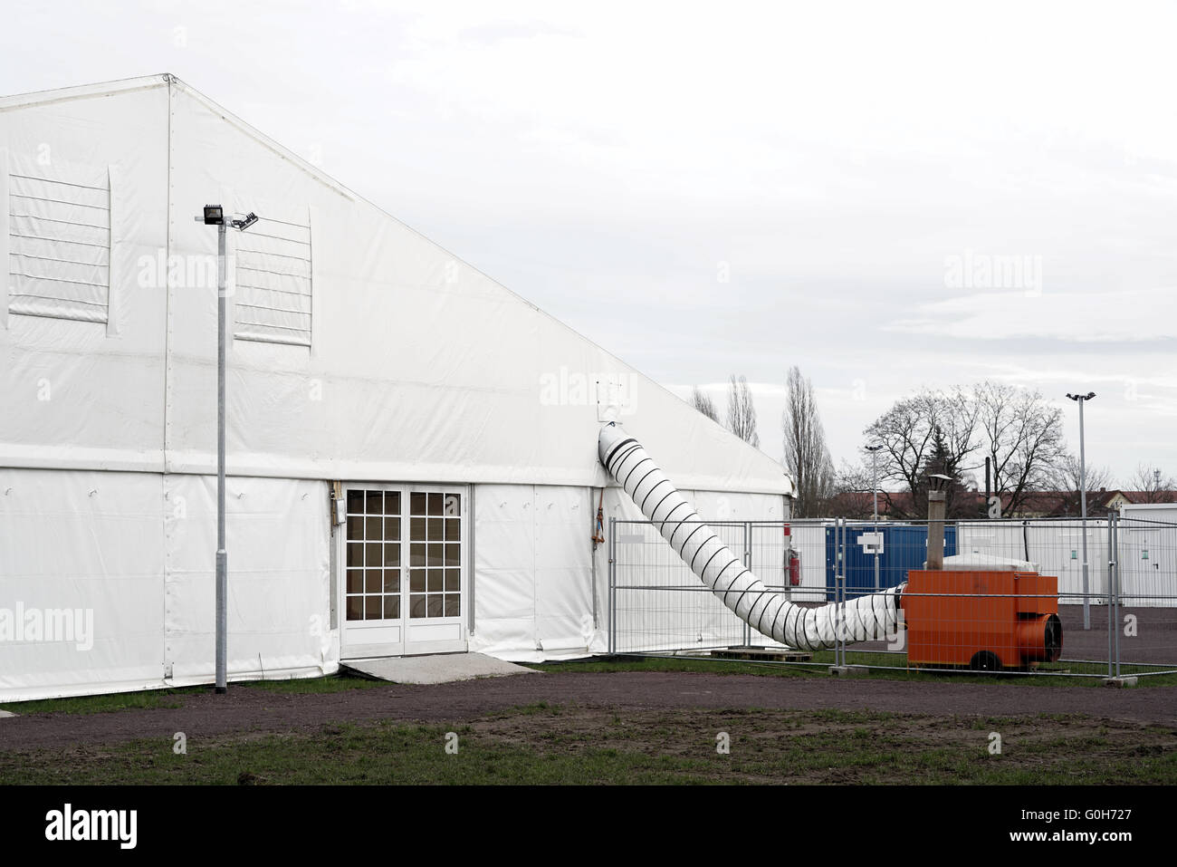 Improvvisato campo profughi nelle tende per i rifugiati a Magdeburg in Germania Foto Stock