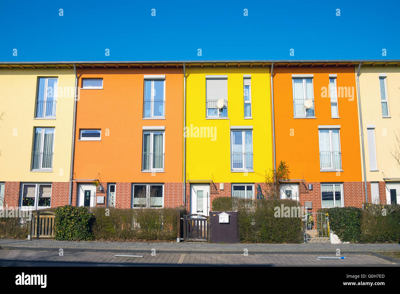 Colorata alloggiamento terrazzati visto a Berlino, Germania Foto Stock