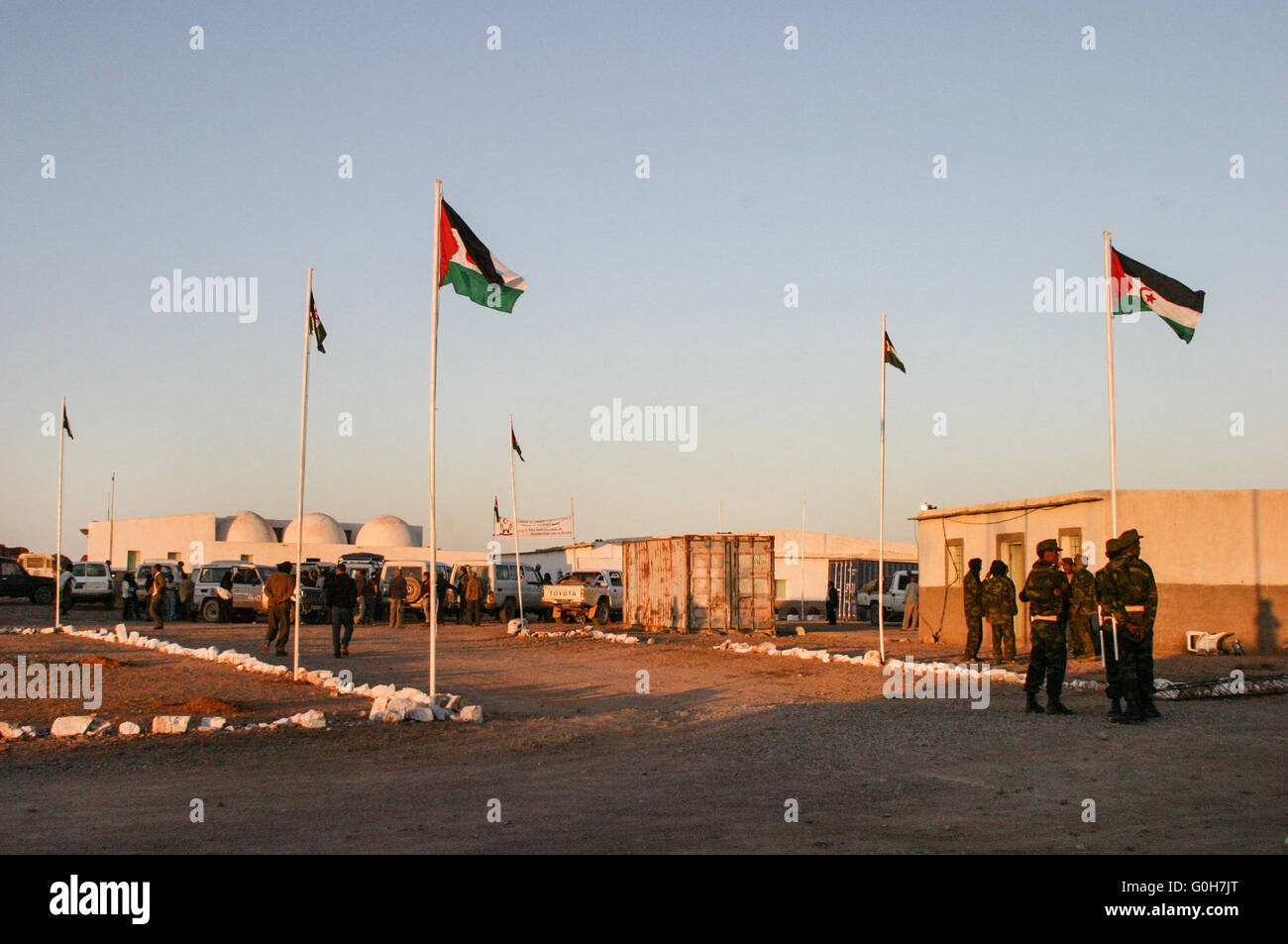 Composto DELLE NAZIONI UNITE, Tifariti, Araba Saharawi Repubblica Democratica. è parzialmente riconosciuta dallo stato che controlla una sottile striscia di area nel Sahara Occidentale Regione e rivendica la sovranità su tutto il territorio del Sahara Occidentale, un ex colonia spagnola. SADR è stata proclamata da parte del Fronte Polisario il 27 febbraio 1976, in Bir Lehlou, Sahara Occidentale. Foto Stock