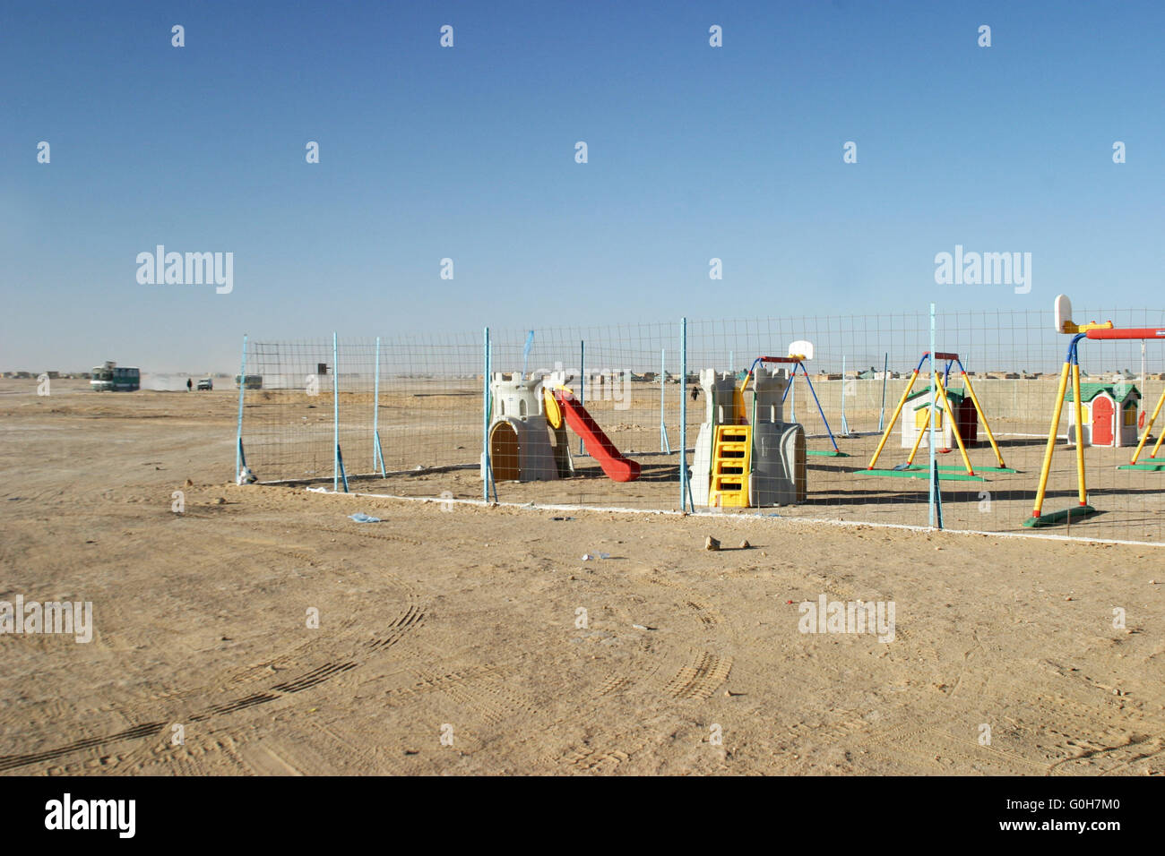 Parco giochi a el Ayoun Sahara Refugee Camp di Tindouf 2007, uno dei 5 campi profughi di Sahrawis che hanno vissuto in Algeria deserto arido per l'ultimo 40 anni , circa 180 000 persone Foto Stock