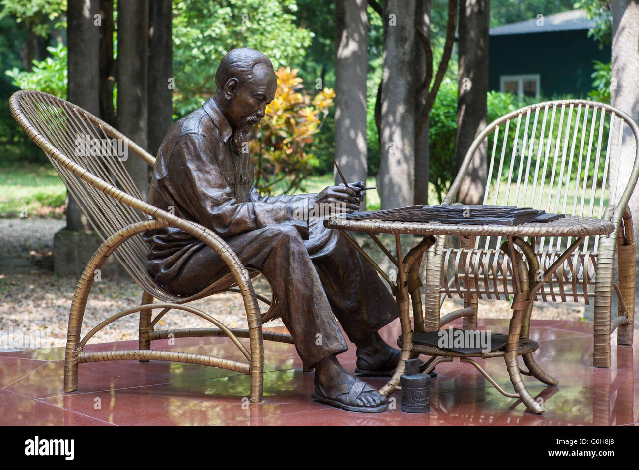 Statua informale di Ho Chi Minh nei giardini del Palazzo Presidenziale, Hanoi, Viet Nam Foto Stock