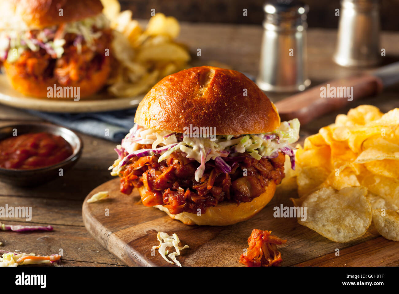In casa Vegan tirato Jackfruit BBQ con sandwich Coleslaw e trucioli Foto Stock