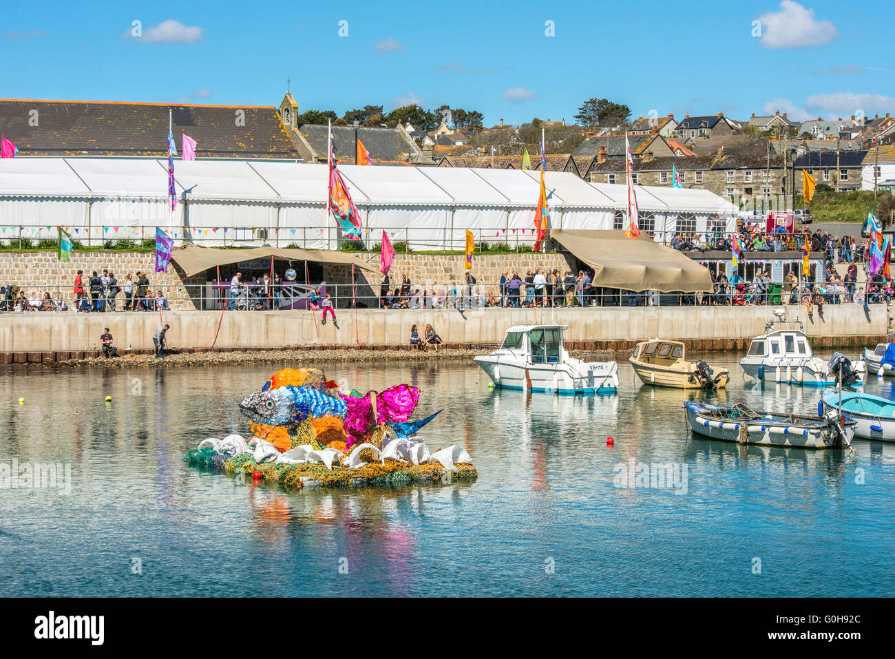 Porthleven Porto Interno con barche ormeggiate durante il mese di aprile 2016 Food Festival, in Cornovaglia in una giornata di sole Foto Stock