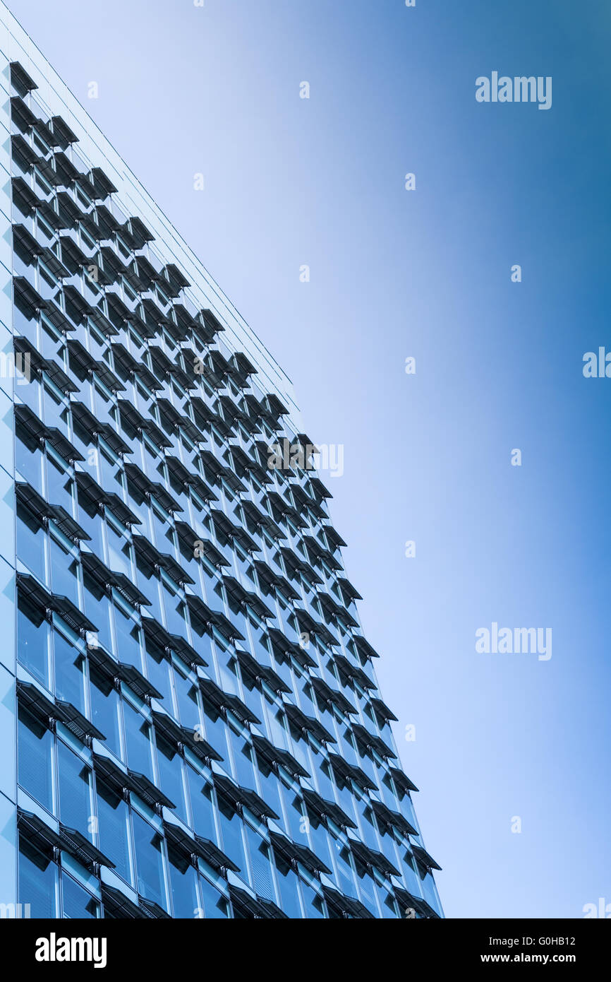 Nuovo moderno ed alto edificio in acciaio e vetro di edificio per uffici con grandi finestre e aprire aria condizionata sistema di ventilazione Foto Stock