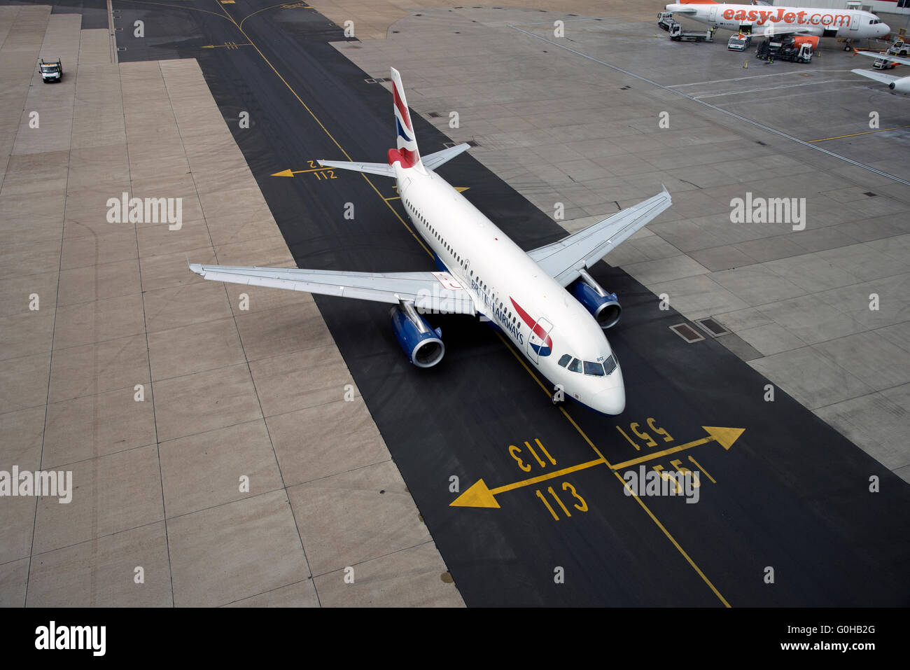 Un British Airways jet del passeggero utilizzando un nuovo asfalto di rullaggio all'aeroporto di Londra Gatwick a sud di Londra Inghilterra REGNO UNITO Foto Stock